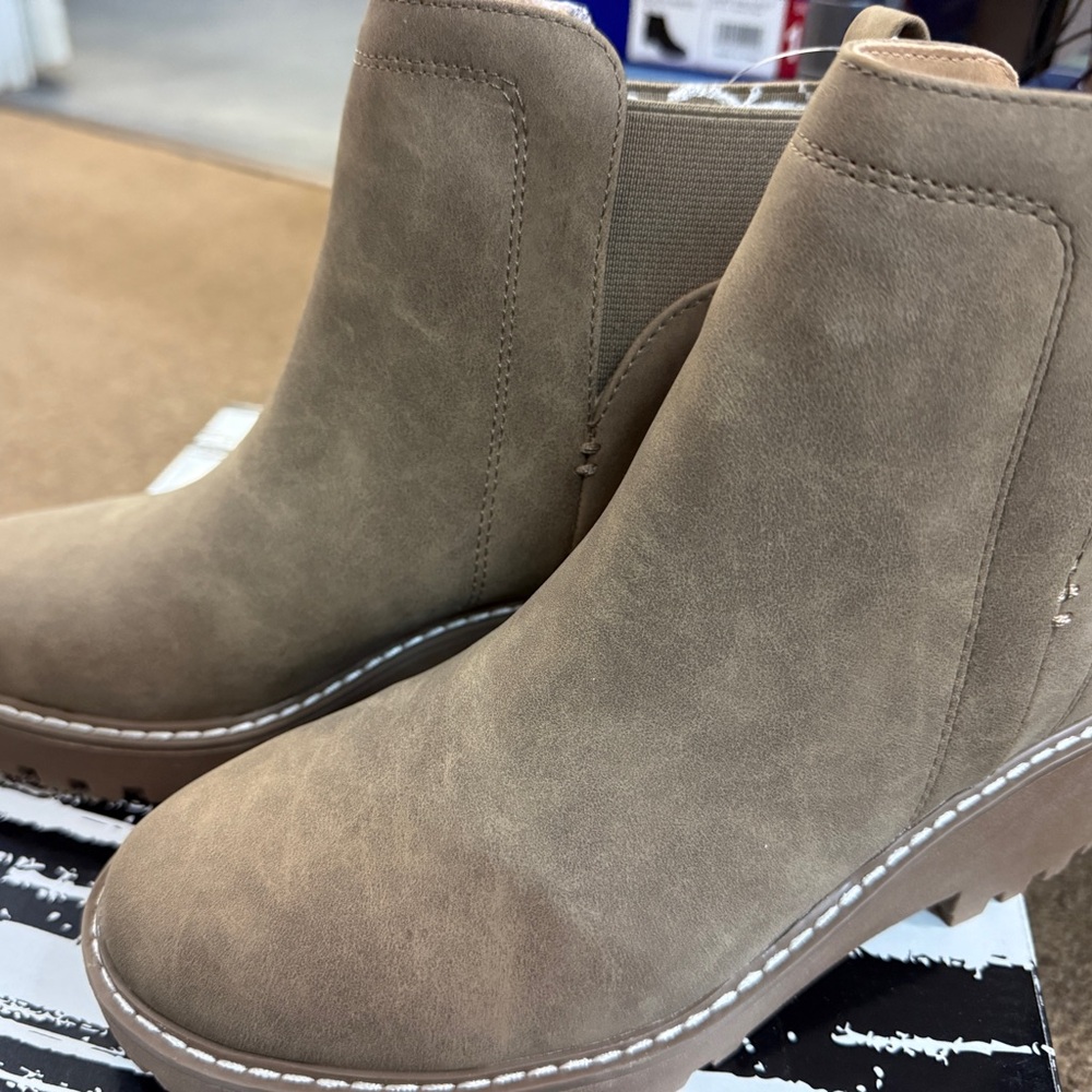 Women's Taupe Chelsea Ankle Boots -DV by Dolce Vita